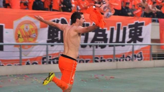  图卢兹绝杀Troyes保级成功 球迷冲进场庆贺  