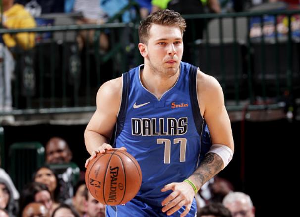  东契奇生涯首个60+三双，独行侠加时险胜马刺  